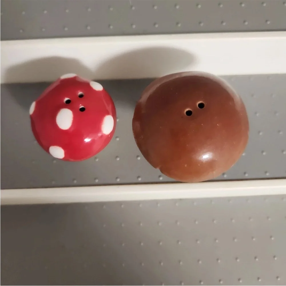 Ceramic Mushroom Salt & Pepper Shakers 1 Cracker Barrel 1 Vintage Plugs Included - Picture 2 of 4